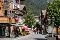 Die Fußgängerzone  - Die Fußgängerzone in St. Anton am Arlberg lädt zum Bummeln ein. Im Vordergrund links das bekannte Sportgeschäft Pete. • © TVB St. Anton am Arlberg_Christoph Schöch